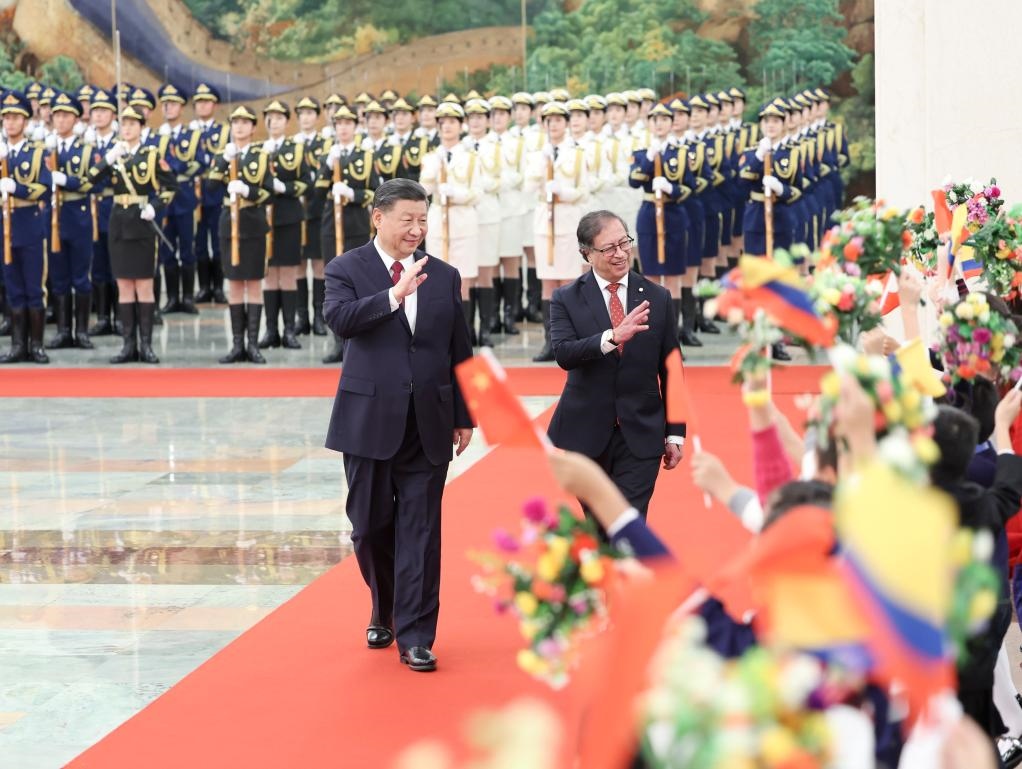 10月25日下午，國(guó)家主席習(xí)近平在北京人民大會(huì)堂同來(lái)華進(jìn)行國(guó)事訪問(wèn)的哥倫比亞總統(tǒng)佩特羅舉行會(huì)談。這是會(huì)談前，習(xí)近平在人民大會(huì)堂北大廳為佩特羅舉行歡迎儀式。