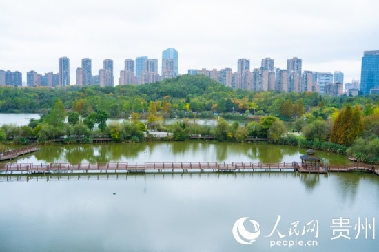 秋日時(shí)節(jié)，觀山湖公園景色美不勝收。人民網(wǎng) 陽茜攝