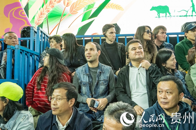 “村BA”決賽現(xiàn)場，看臺(tái)座無虛席。人民網(wǎng) 陽茜攝