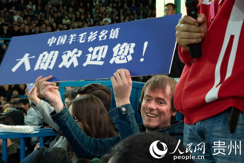 外媒記者舉起手牌為運(yùn)動(dòng)員加油。人民網(wǎng) 陽茜攝