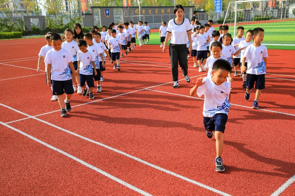 2023年9月，雄安史家胡同小學(xué)的學(xué)生們在操場上活動(dòng)。新華社記者張鋮 攝