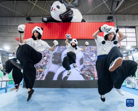  10月29日，街舞隊(duì)在日本大阪國際會展中心中國館表演街舞。新華社發(fā)（中國駐大阪旅游辦事處供圖）