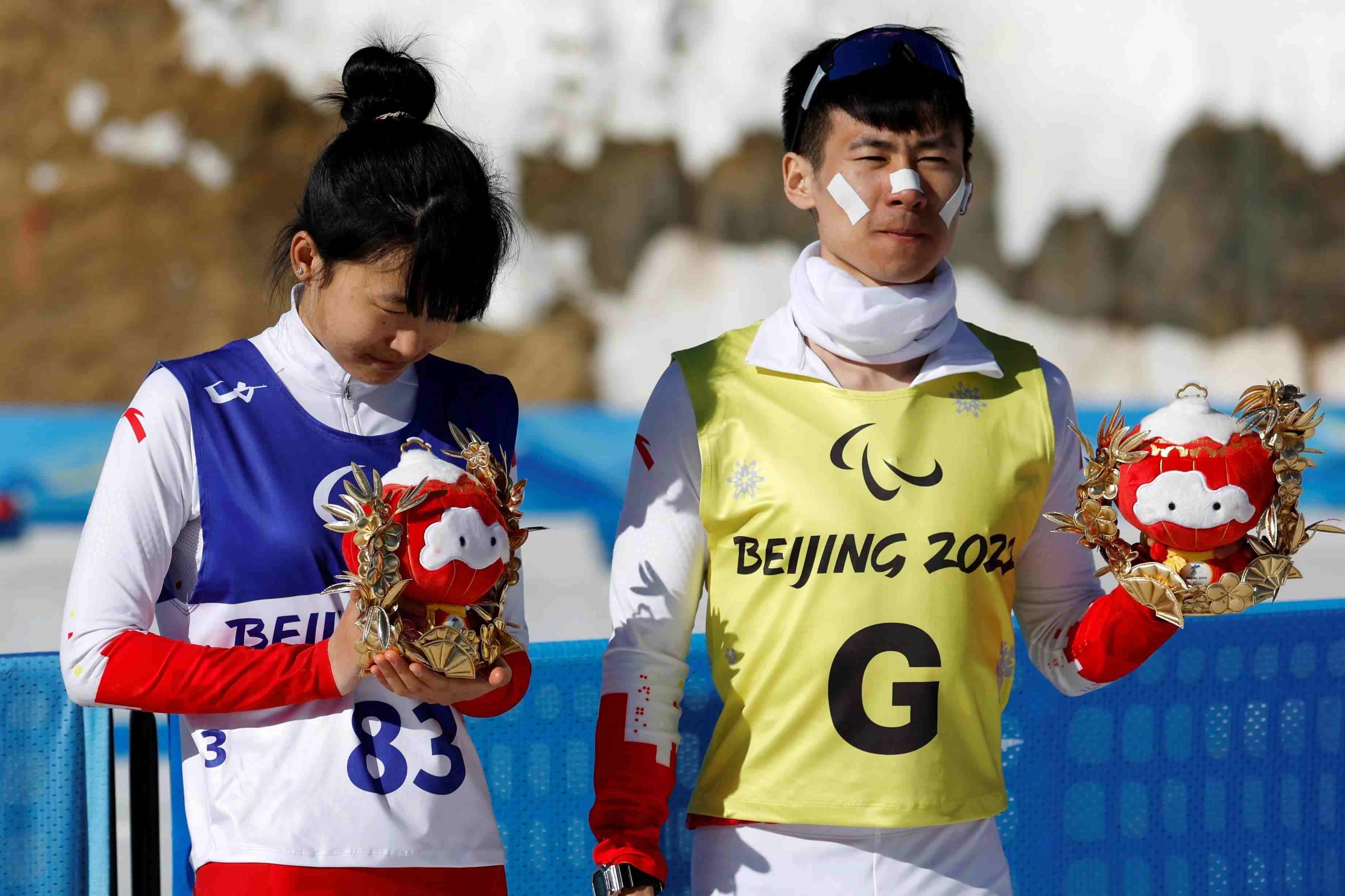 △2022年3月8日，在2022冬殘奧會(huì)殘奧冬季兩項(xiàng)女子中距離（視障）比賽中，中國(guó)選手王躍（左）獲季軍。