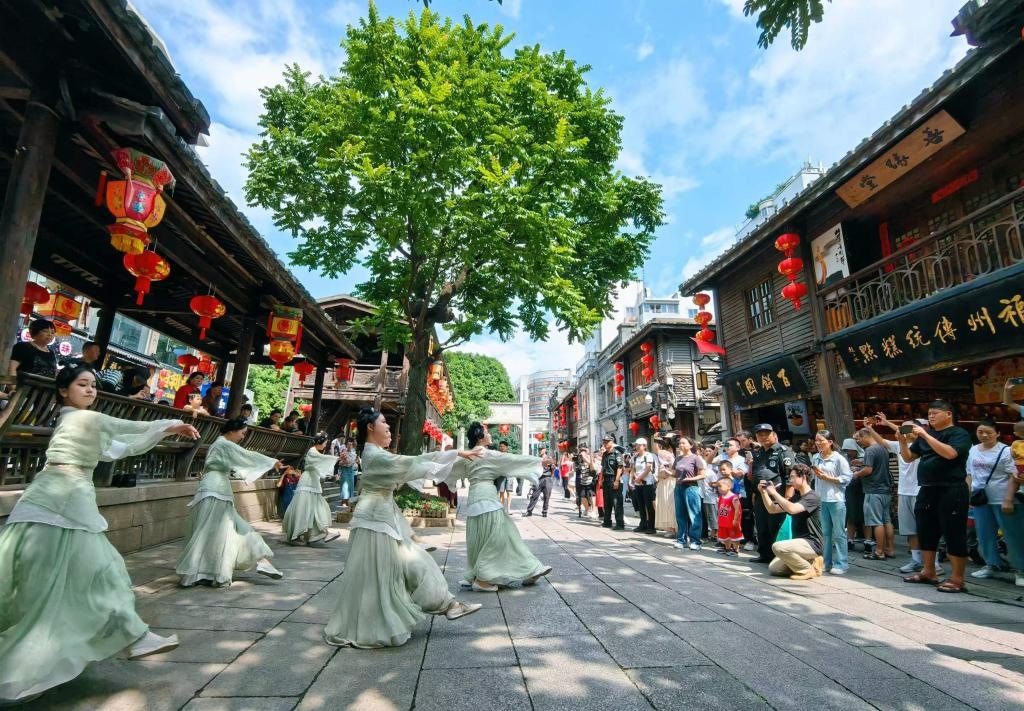 國慶節(jié)期間，福州市三坊七巷歷史文化街區(qū)上演《尋夢閩都》快閃。新華社發(fā)