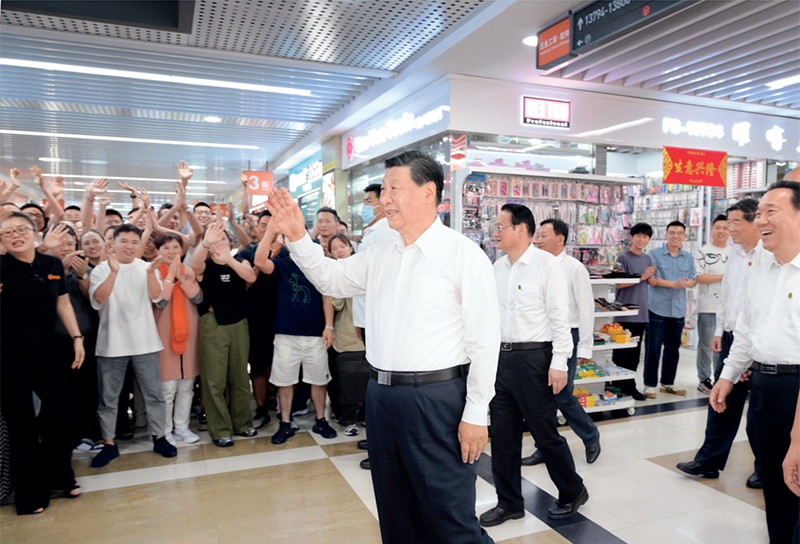 2023年9月20日至21日，中共中央總書記、國家主席、中央軍委主席習近平在浙江考察。這是20日上午，習近平在義烏國際商貿城考察時，同商戶親切交流。 新華社記者 李學仁/攝