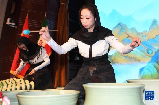 10月30日，演員在伊朗德黑蘭伊朗國家藝術科學院舉行的“青風海上來”浙江青瓷巡禮開幕式暨“萬象中國·天下寧波”寧波文旅推介會開幕式上表演。新華社記者 沙達提 攝