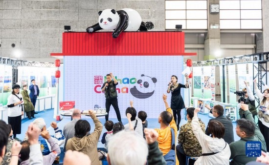  10月29日，游客在日本大阪國際會展中心中國館參與中國旅游知識問答活動(dòng)。新華社發(fā)（中國駐大阪旅游辦事處供圖）