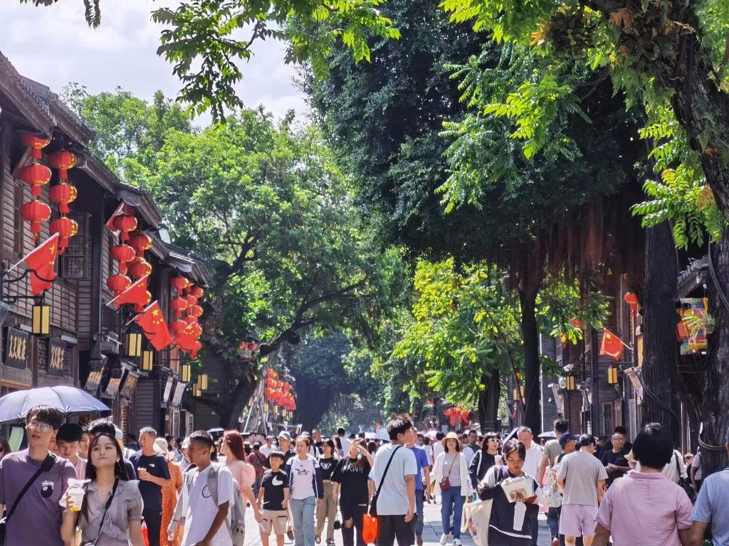 國慶節(jié)期間，三坊七巷歷史文化街區(qū)游人如織。新華社發(fā)