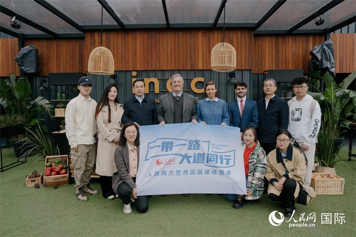 在烏拉圭第118屆普拉多牧農(nóng)業(yè)國際博覽會上，烏拉圭國家肉類協(xié)會主席與人民網(wǎng)記者合影。人民網(wǎng)記者 張若涵攝