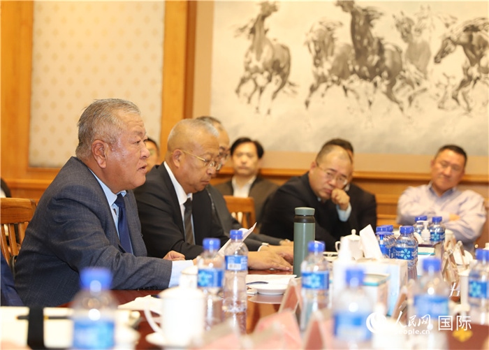 2.2023年10月30日，張義波（左一）會(huì)長(zhǎng)匯報(bào)商會(huì)工作情況。人民網(wǎng)記者 霍文攝