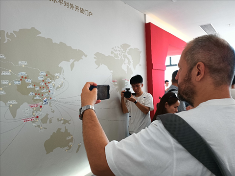 來自波黑的法魯克·博里奇用手機記錄廣州港可以通達到的世界城市與地區(qū)。石青川 攝