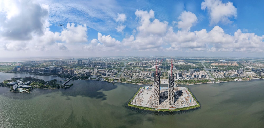 2022年9月4日，在服貿(mào)會首鋼園區(qū)金融服務(wù)專題展上，參觀者在中國民生銀行展臺咨詢金融業(yè)務(wù)。新華社記者 金皓原 攝