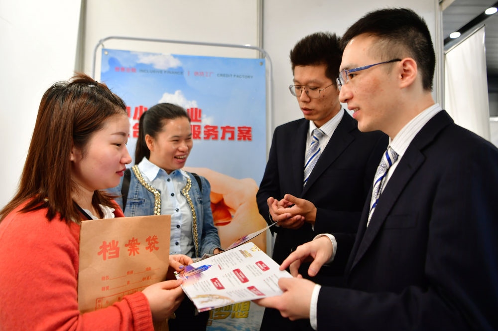 2019年5月9日，兩名鞋業(yè)公司的工作人員（左一和左二）向銀行工作人員咨詢中小微企業(yè)金融服務(wù)方案細(xì)則。當(dāng)日，福建自貿(mào)區(qū)福州片區(qū)稅企銀三方對接會在馬尾基金小鎮(zhèn)舉辦，來自傳統(tǒng)制造業(yè)、物聯(lián)網(wǎng)和電子商務(wù)等行業(yè)的企業(yè)代表參加對接會。新華社記者 魏培全 攝
