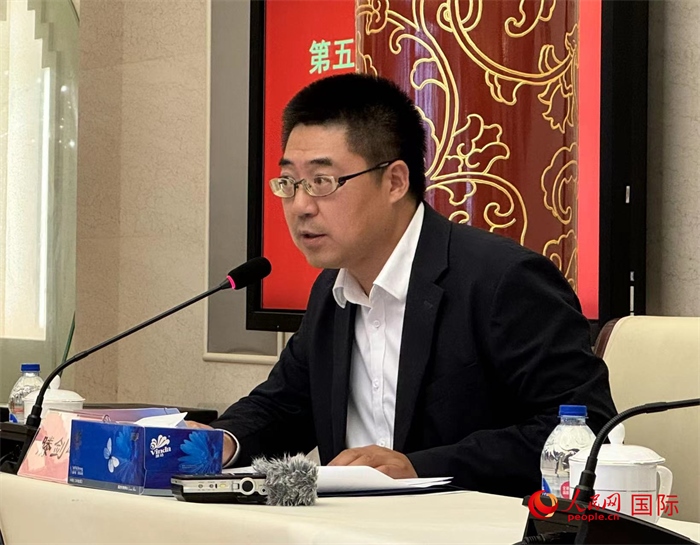 10月31日，歐美同學(xué)會(huì)副秘書(shū)長(zhǎng)滕劍峰在第五屆中法文化論壇媒體吹風(fēng)會(huì)上講話。（人民網(wǎng) 謝瑩攝）