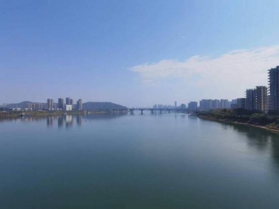 10月24日，在清水塘大橋景觀通道上拍攝的湘江景色。本報記者 常雯宜攝