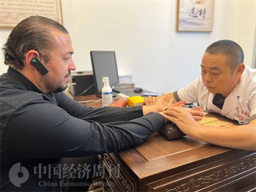  （外媒記者走進(jìn)中醫(yī)堂，問診中醫(yī)名師。中國經(jīng)濟(jì)周刊記者 郭志強(qiáng)攝）