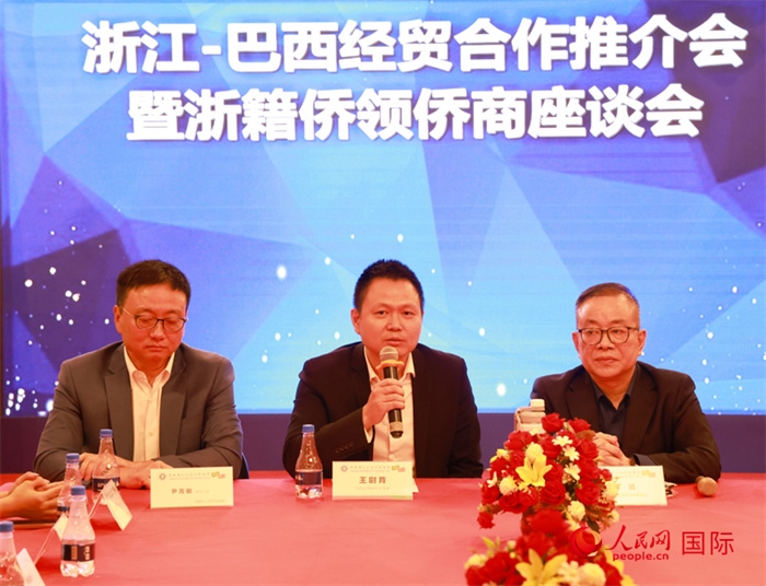 中國駐里約代總領(lǐng)事王尉育（中）在活動中致辭。人民網(wǎng)記者 陳海琪攝