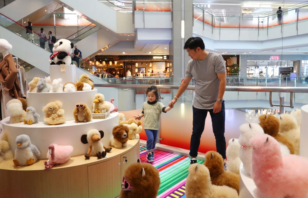 2023年11月2日，顧客在溫暖駝品牌專柜內(nèi)選購。連續(xù)六年參加進(jìn)博會的秘魯羊駝制品品牌溫暖駝在上海市中心商場開設(shè)了專柜。新華社記者 方喆 攝