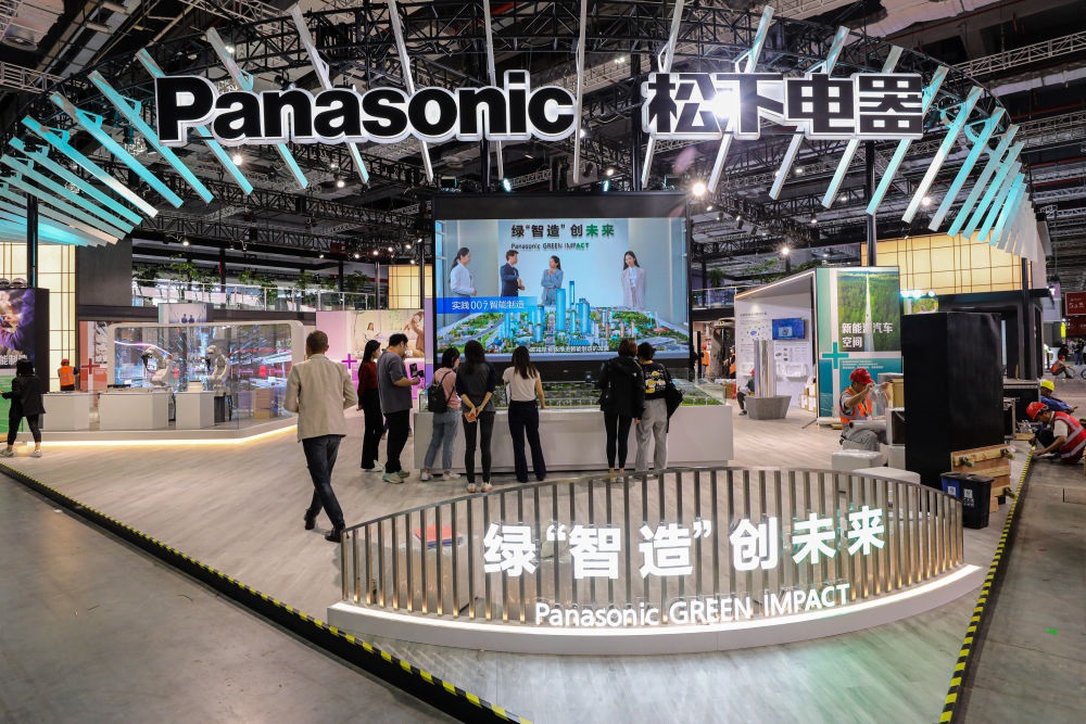 2023年11月2日，工作人員在進(jìn)博會松下電器展位做準(zhǔn)備工作。新華社記者 辛夢晨 攝