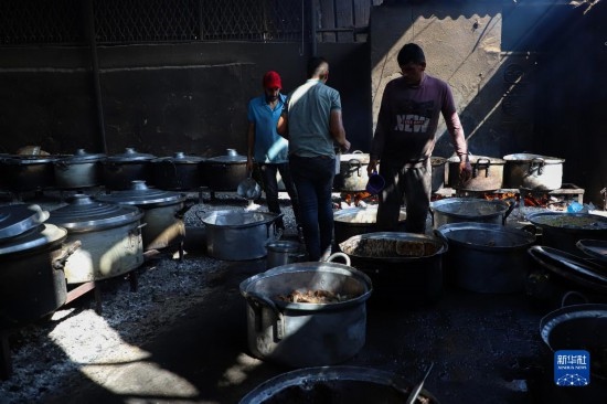 11月3日，在加沙地帶南部城市拉法，人們在煤氣中斷后用柴火做飯。新華社發(fā)（里澤克·阿卜杜勒賈瓦德攝）