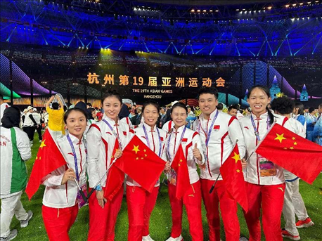 杭州亞運會閉幕式上，教練李紅（右三）和隊員們合影（左二為龔莉）。受訪者供圖