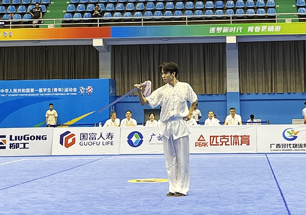 11月6日，第一屆全國學生（青年）運動會武術套路（大學組）男子自選劍術比賽中。人民網(wǎng)記者 歐興榮攝