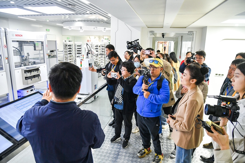 2023年10月16日，第三屆“一帶一路”國(guó)際合作高峰論壇新聞中心組織中外記者采訪。記者在中德大廈內(nèi)的博世未來(lái)工廠展區(qū)參觀，了解其高質(zhì)量創(chuàng)新發(fā)展成果。