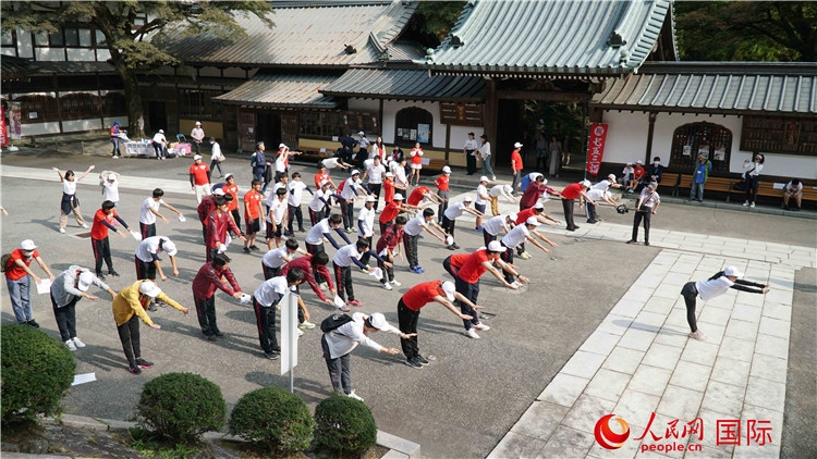 開(kāi)跑前，中日青少年一起做熱身運(yùn)動(dòng)。人民網(wǎng) 蔣曉辰攝