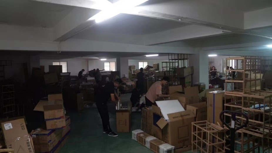 查處倉庫現(xiàn)場。重慶市梁平區(qū)公安局供圖。