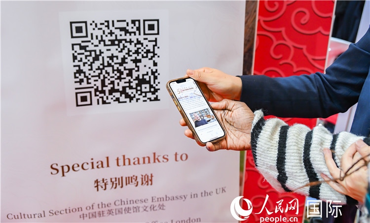 觀眾掃碼《我們的中國故事》系列視頻。人民網 郭錦標攝