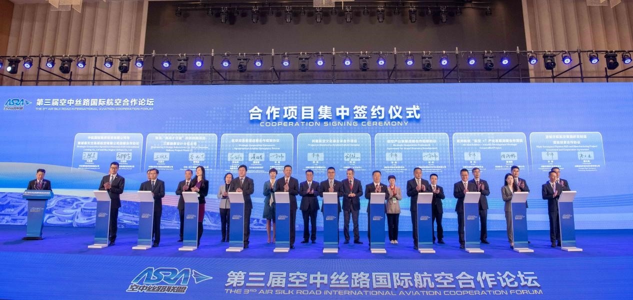 圖為7個(gè)國內(nèi)外合作項(xiàng)目現(xiàn)場簽約。人民網(wǎng)記者 唐宋攝
