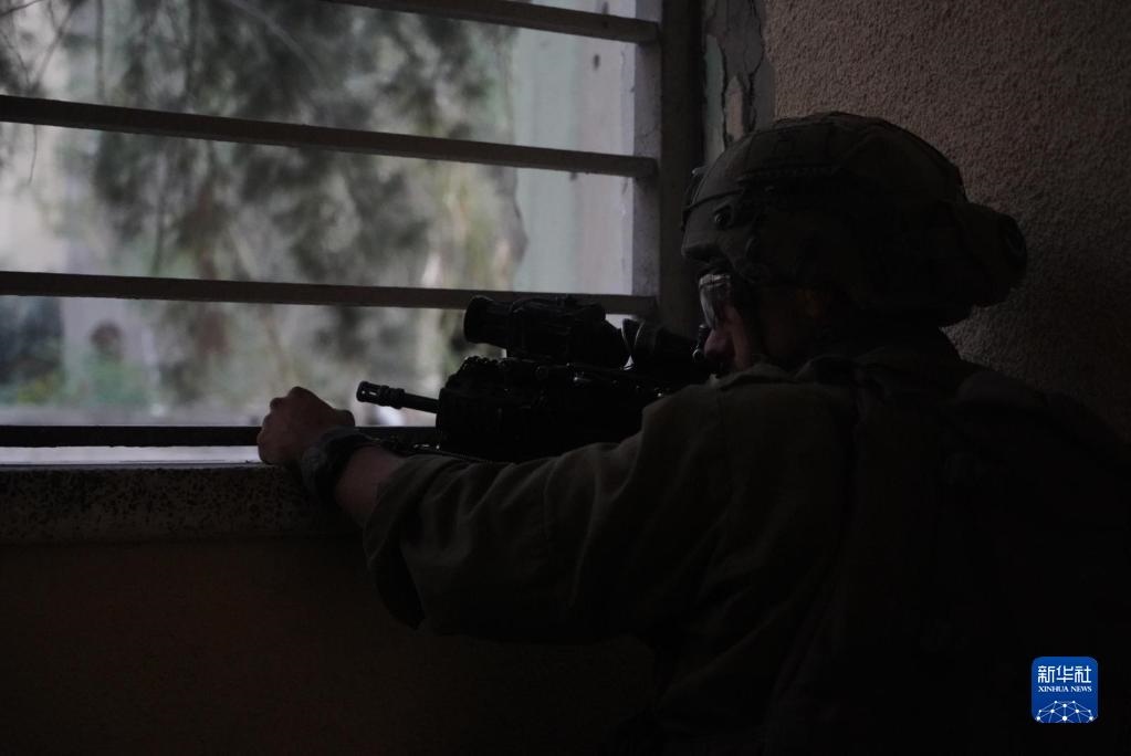這張以色列國防軍11月9日發(fā)布的照片顯示，以軍地面部隊在加沙城進行軍事行動。新華社發(fā)
