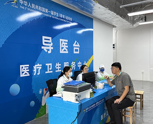 村內(nèi)住客在醫(yī)療衛(wèi)生服務(wù)中心導(dǎo)醫(yī)臺(tái)問診。人民網(wǎng)記者 歐興榮攝