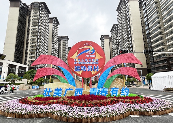 運(yùn)動(dòng)員村入口處標(biāo)識(shí)標(biāo)牌成為極受歡迎的打卡點(diǎn)。人民網(wǎng)記者 歐興榮攝