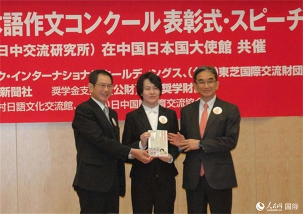 日本駐華大使垂秀夫（右一）、日本僑報社總編輯段躍中（左一）和趙志琳同學合影留念。人民網(wǎng)記者 陳建軍攝