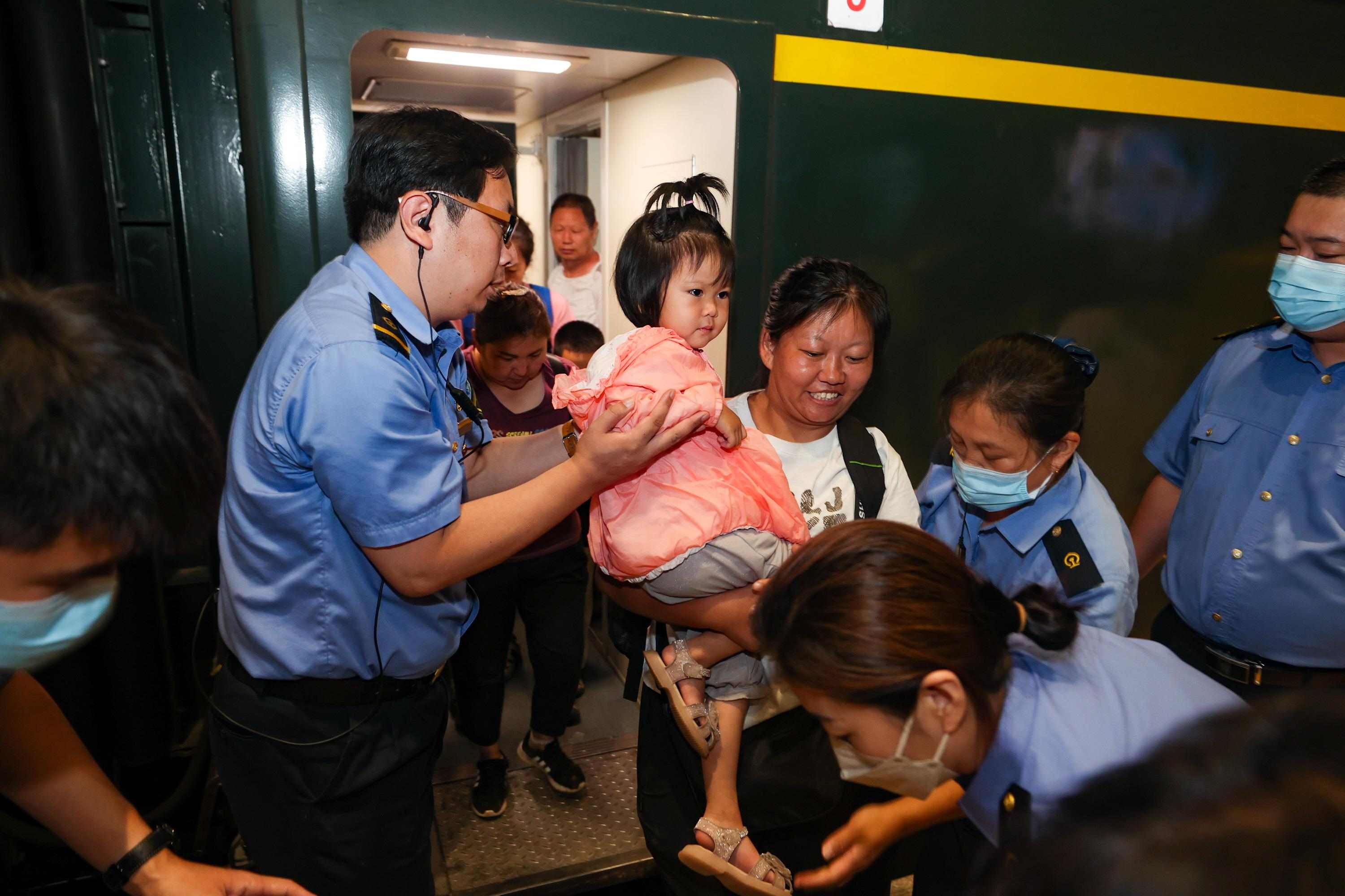 2023年8月2日，因強(qiáng)降雨被困的K396次列車(chē)第二批近500名旅客在救援隊(duì)的一路護(hù)送下，徒步五個(gè)小時(shí)抵達(dá)妙峰山鎮(zhèn)水峪嘴村。稍作休整后，他們乘坐臨時(shí)旅客列車(chē)前往北京豐臺(tái)站。
