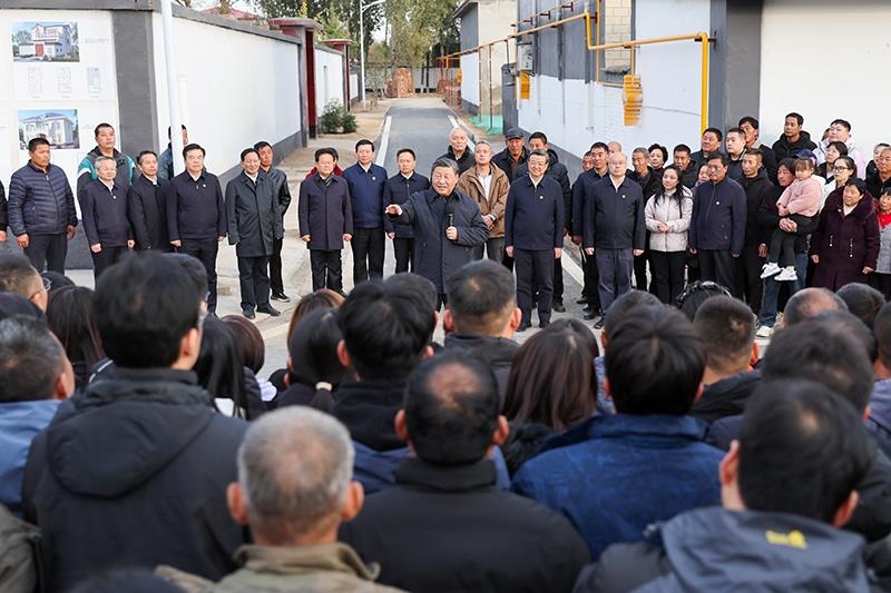 2023年11月10日，習(xí)近平總書(shū)記在河北保定涿州市萬(wàn)全莊村考察時(shí)，同村民們親切交流。