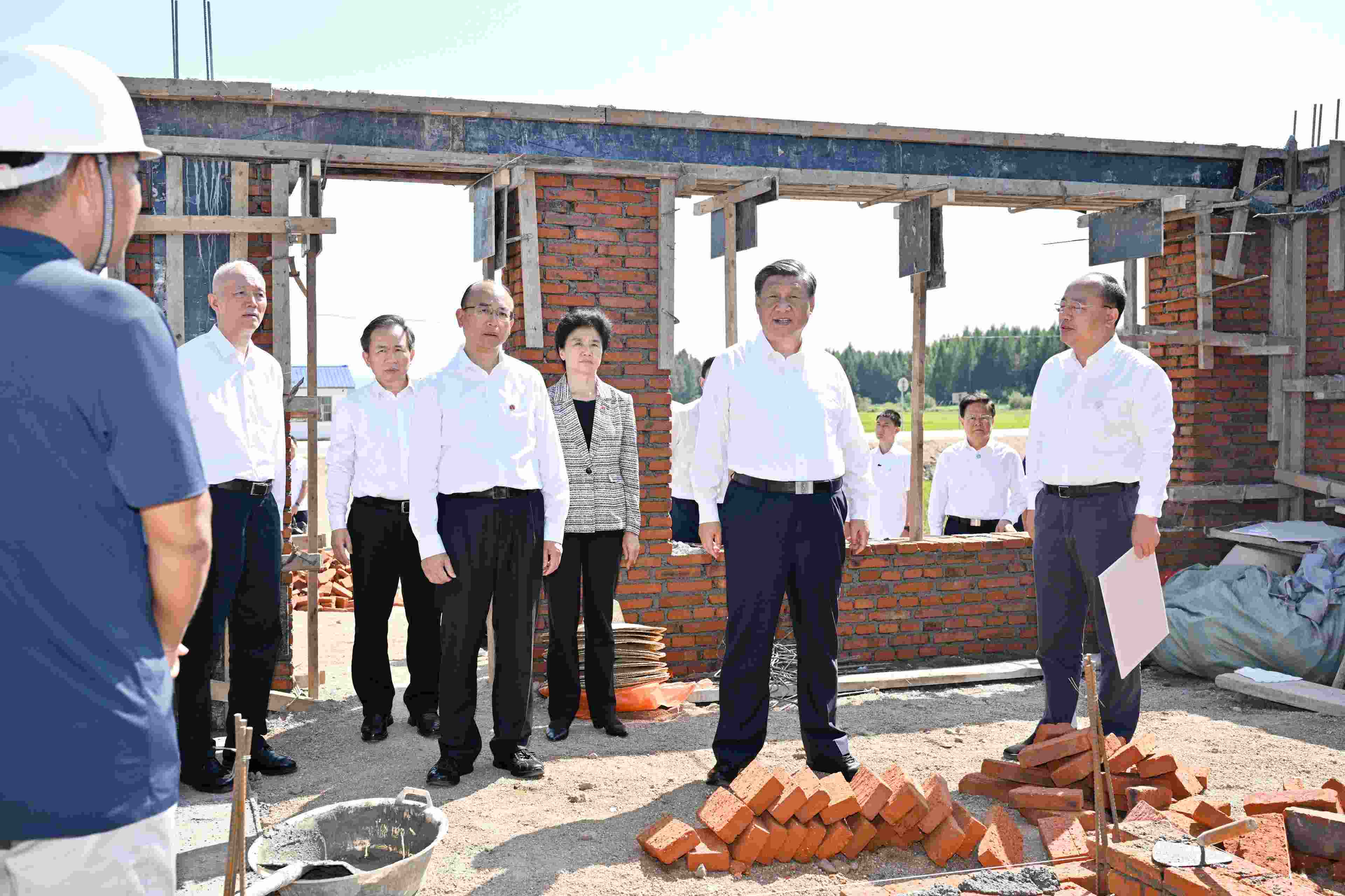 2023年9月7日，習(xí)近平總書(shū)記在遭受洪澇災(zāi)害的黑龍江省哈爾濱尚志市老街基鄉(xiāng)龍王廟村，察看水毀房屋重建情況。