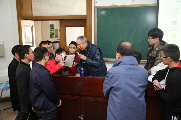 鐘萬(wàn)勰院士為學(xué)生們答疑解惑。大連理工大學(xué)供圖
