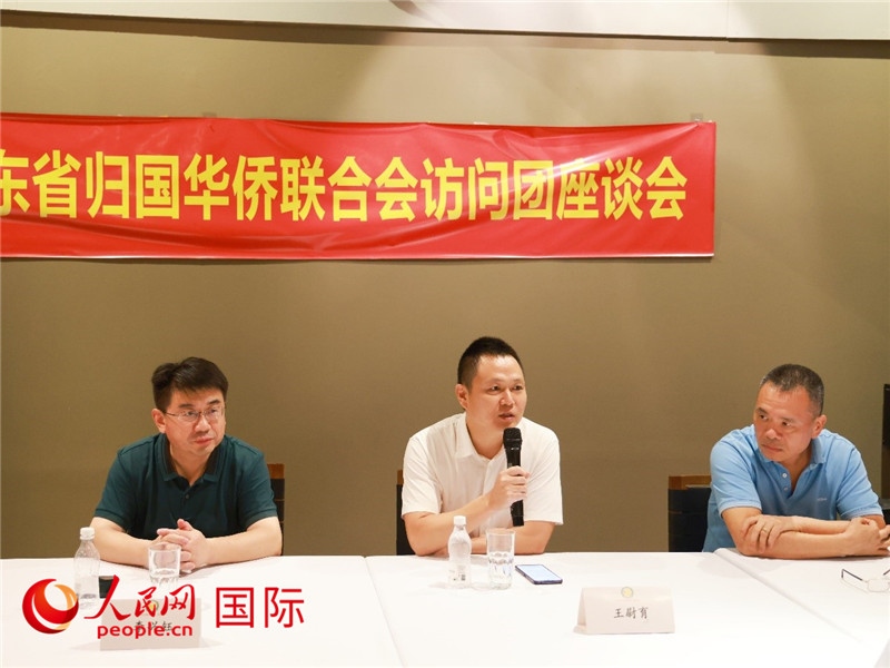 中國駐里約總領(lǐng)館副總領(lǐng)事王尉育（中）在座談會上致辭。人民網(wǎng)記者 陳海琪攝