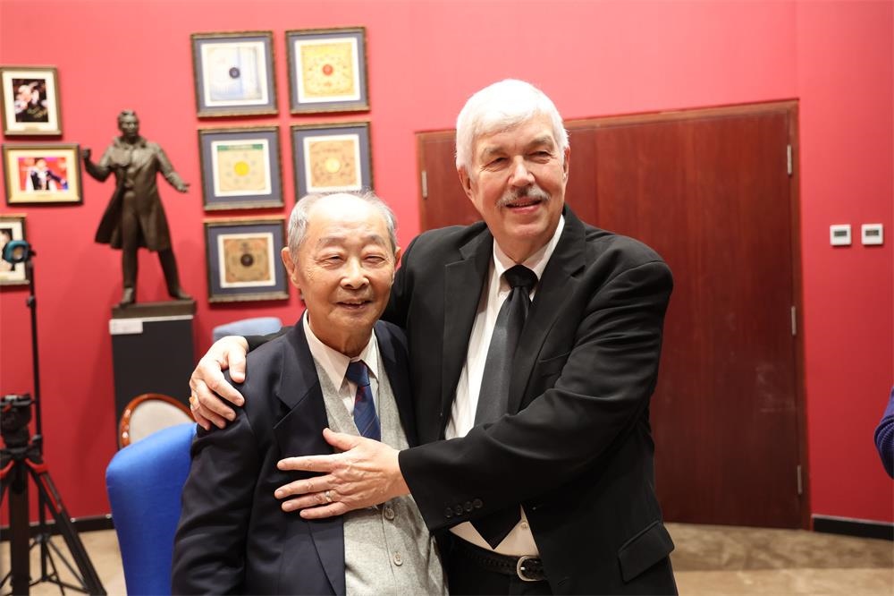 費城交響樂團(tuán)小提琴演奏家戴維·布斯與原中央樂團(tuán)小提琴演奏家朱信人50年后再相聚。