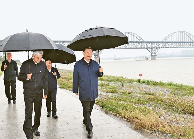 2023年10月10日至13日，中共中央總書記、國家主席、中央軍委主席習(xí)近平在江西考察。這是10日下午，習(xí)近平在長江國家文化公園九江城區(qū)段考察時，冒雨沿江堤步行察看沿岸風(fēng)貌。 新華社記者 謝環(huán)馳/攝