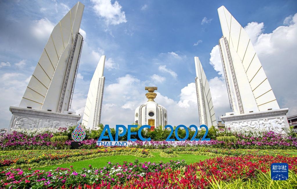 這是2022年11月16日在泰國首都曼谷街頭拍攝的2022年亞太經(jīng)合組織會議標識。新華社記者 王騰 攝