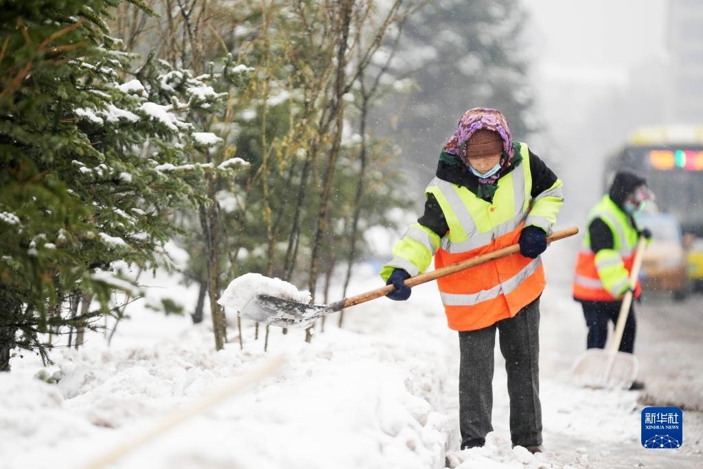 11月16日，環(huán)衛(wèi)工人在清理道路上的積雪。當(dāng)日，黑龍江哈爾濱市迎來雨雪天氣。新華社記者 王建威 攝