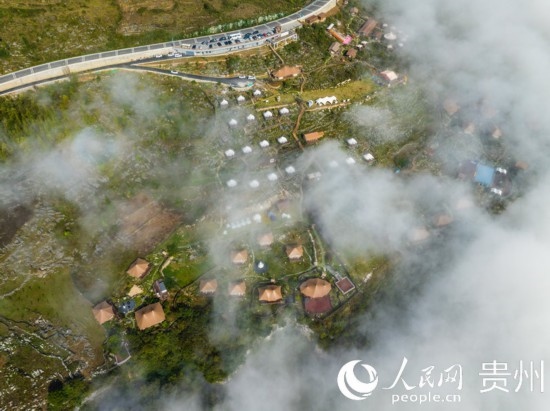 航拍掩映在晨間薄霧中的“花都里·化屋野奢度假營(yíng)地“。人民網(wǎng) 陽(yáng)茜攝