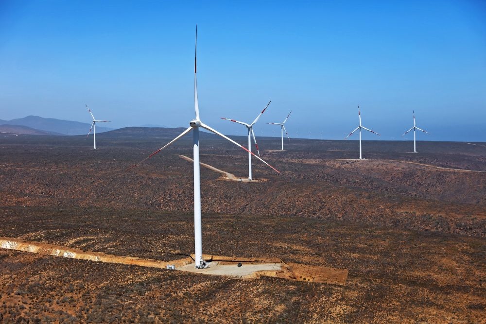 這是2023年2月14日拍攝的位于智利中部沿海的蓬塔謝拉風電場。蓬塔謝拉風電場是中國在智利投資建設(shè)的首個風電場，2018年正式投產(chǎn)發(fā)電，可滿足13萬戶家庭的用電需求，同時每年還能減少15.7萬噸碳排放。
