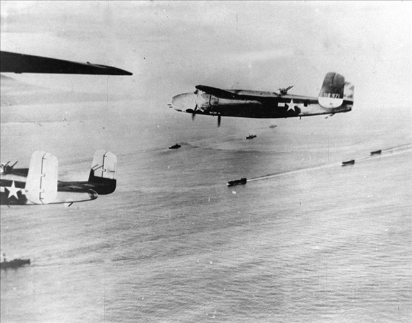 1942年4月18日，美國航空母艦甲板上B－25解放式轟炸機起飛轟炸東京工業(yè)區(qū)域，此為日本首次受盟軍之進(jìn)攻。