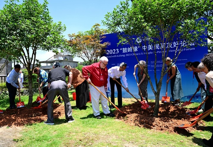 2023年6月28日，出席“鼓嶺之友”座談會(huì)的中美各界人士在鼓嶺共同植樹(shù)留念。