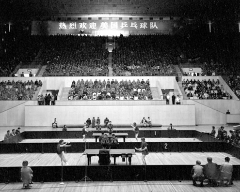 1971年4月13日，中華全國體育總會舉行歡迎儀式，歡迎前來中國進(jìn)行訪問的美國乒乓球代表團。中美兩國乒乓球運動員在北京首都體育館進(jìn)行了友誼比賽。 新華社發(fā)