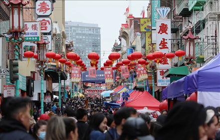 2023年1月15日，人們在美國舊金山唐人街的迎春街會上游覽、購物。當(dāng)日，為期兩天的迎春街會在美國舊金山唐人街閉幕，活動吸引了大批市民和游客。新華社發(fā)